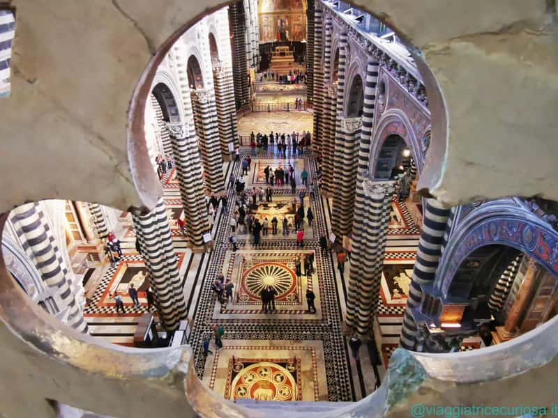 Il #pavimento in commesso marmoreo e graffito è uno dei capolavori del #Duomo di #Siena: Giorgio Vasari lo definì “il più bello… grande e magnifico… che mai fusse stato fatto”. Fu realizzato nel corso di sei secoli, dal Trecento all'Ottocento: 👉 facebook.com/viaggiacuriosa…