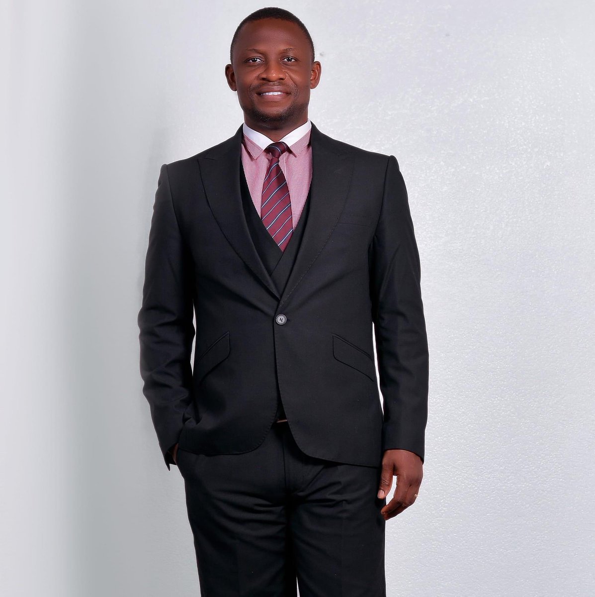 Jayden_Tha's tweet image. This is Dr Ubong Ekpene, a consultant Neurosurgeon in University of Uyo Teaching HospitalHe operated on a man who had 7 long nails hammered into his head . The operation was successful . The patient has been discharged without a single neurological deficit .