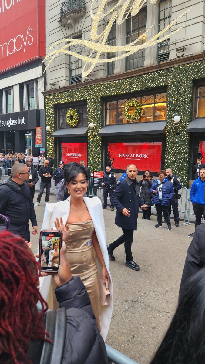 Doulouvre's tweet photo. Quand tu te balades dans New-York, des fois tu tombés sur des attroupement, ça valait le coup d'attendre un peu. #KatyPerry #dolcegabbana https://t.co/mthi9MHnyI