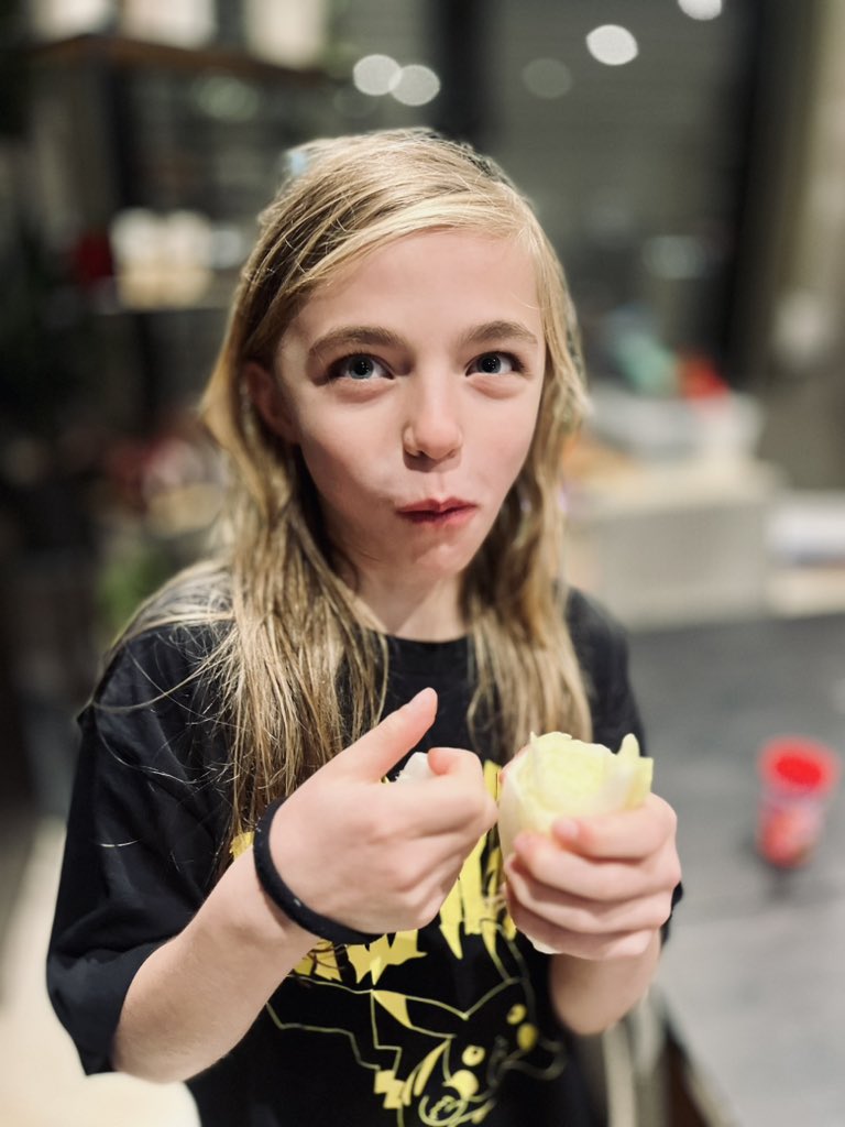 Zijn jullie kinderen normaal of snacken ze rauwe totsen witloof om half 9 ‘s avonds? 🤨 #dtv