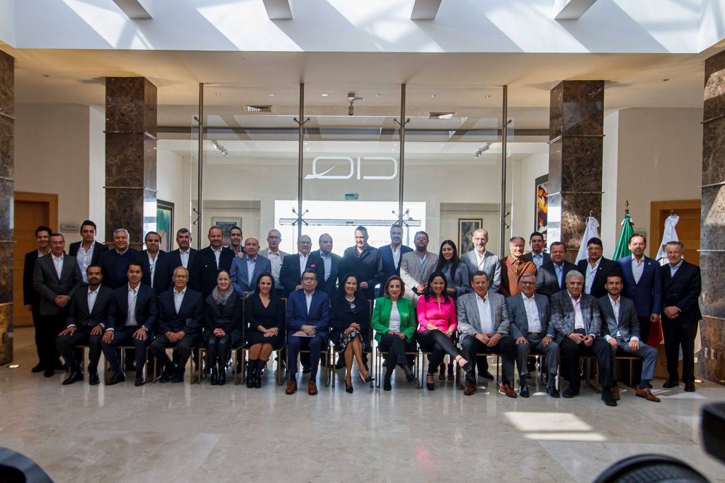 SEDESUQro's tweet photo. La interacción directa con los empresarios refleja el firme propósito de construir un futuro más sostenible y para Querétaro. Desayuno con miembros del Club de Industriales, @ClubdeIndu7530. #CONTIGO https://t.co/MVKVCo4HvU