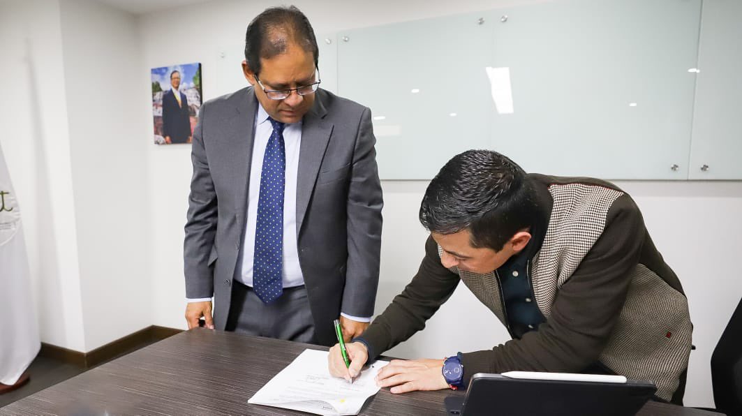 fcolombiaenpaz's tweet image. EL #CATASTROMULTIPROPÓSITO AVANZA con el convenio entre el @igacColombia y el @fcolombiapaz para su actualización en 24 municipios PDET. 

Se firma alianza entre el dir del @fcolombiaenpaz, @Wilmerlealp, y el dir del @igacColombia, Gustavo Marulanda, para seguir #ConstruyendoPaz