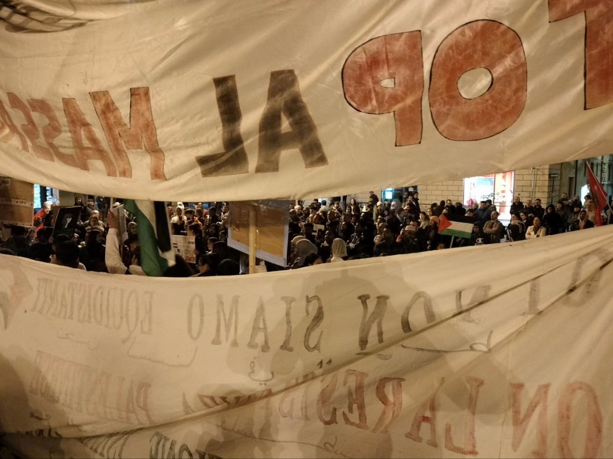 Glomeda1's tweet photo. Una corposa partecipazione delle comunità arabe, tante e tanti giovani e giovanissimi che hanno urlato la loro rabbia contro le bombe che scelgono di colpire civili inermi, contro lo sterminio che lo stato di Israele sta compiendo nella striscia di Gaza [...]  #CeasefireNOW https://t.co/WFkWCQh3Xo