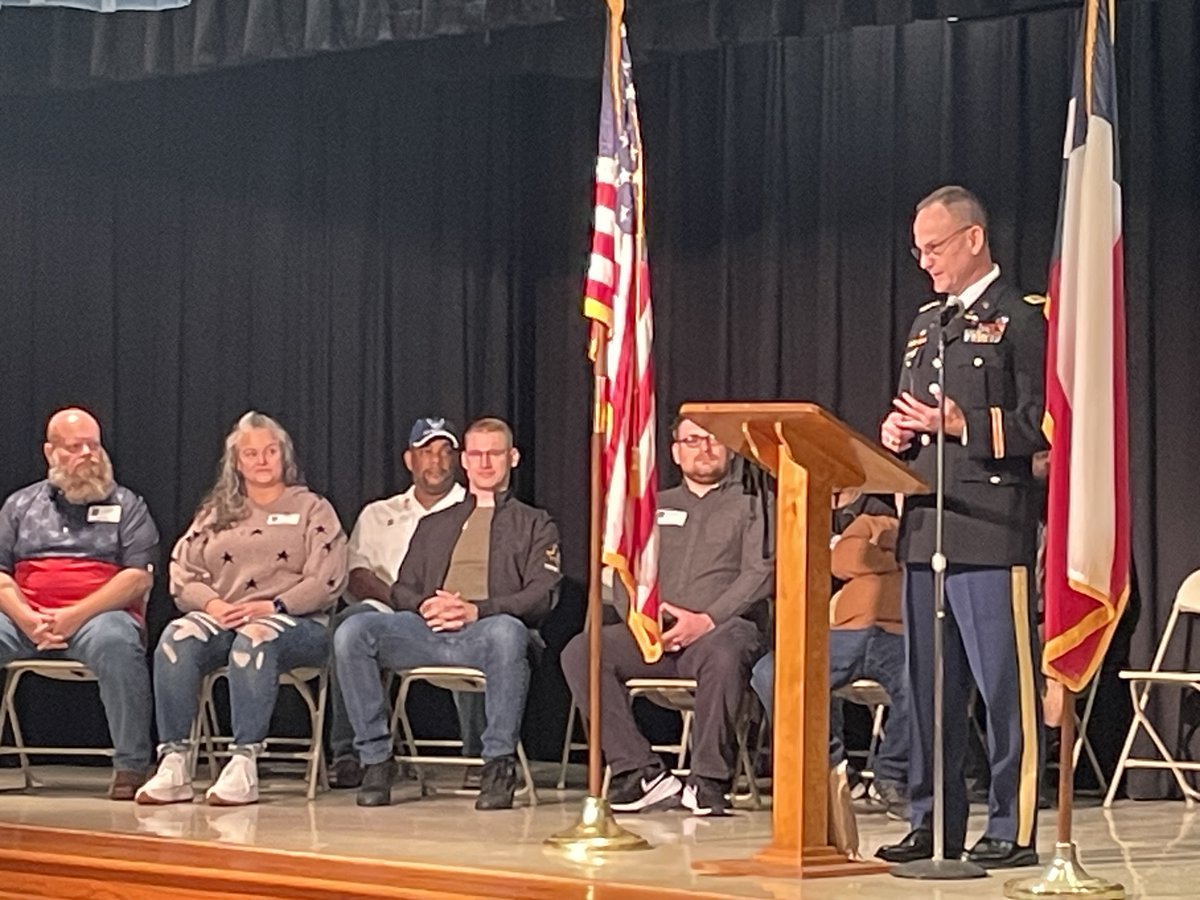 Oaks Elementary celebrated veterans this morning! Thank you to <a href="/HumbleISD_OE/">Oaks Elementary</a> choir students for your beautiful voices and to Army Colonel Kurt Schosek for the inspiring message about serving others.