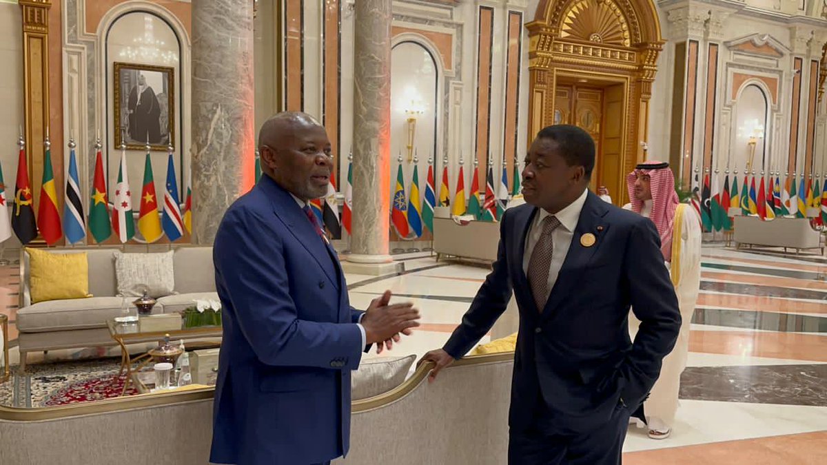 Monika97972733's tweet photo. #Togo #RDC #Ryadh Discussion bar du Palais: @FEGnassingbe:"On s'emmerde ici mais Ca vaut łe coup, regarde cousin, cette pièce en or épinglée sur ma veste Ca vaut 2 pleins du Jet a #Bonkoungou... SAMEDI je vais AUX putes, Dimanche je vais marcher pour La #Paiy a #Paris #Gaza https://t.co/j8Q1bRH4df