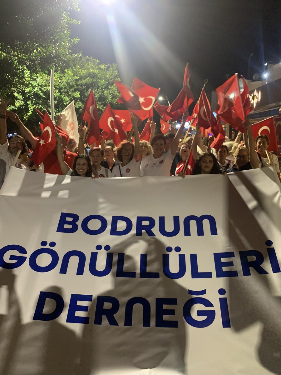 29 Ekim Cumhuriyet Bayramı'nı coşkuyla kutlamak için Bodrum Gönüllüleri Derneği olarak bir araya geldik. Bu özel günün ruhunu ve anlamını tüm Bodrum halkıyla paylaşmak için 29 Ekim Fener Alayı'na katıldık.
#bodrumgönüllüleri
 #29ekimfeneralayı #bodrum