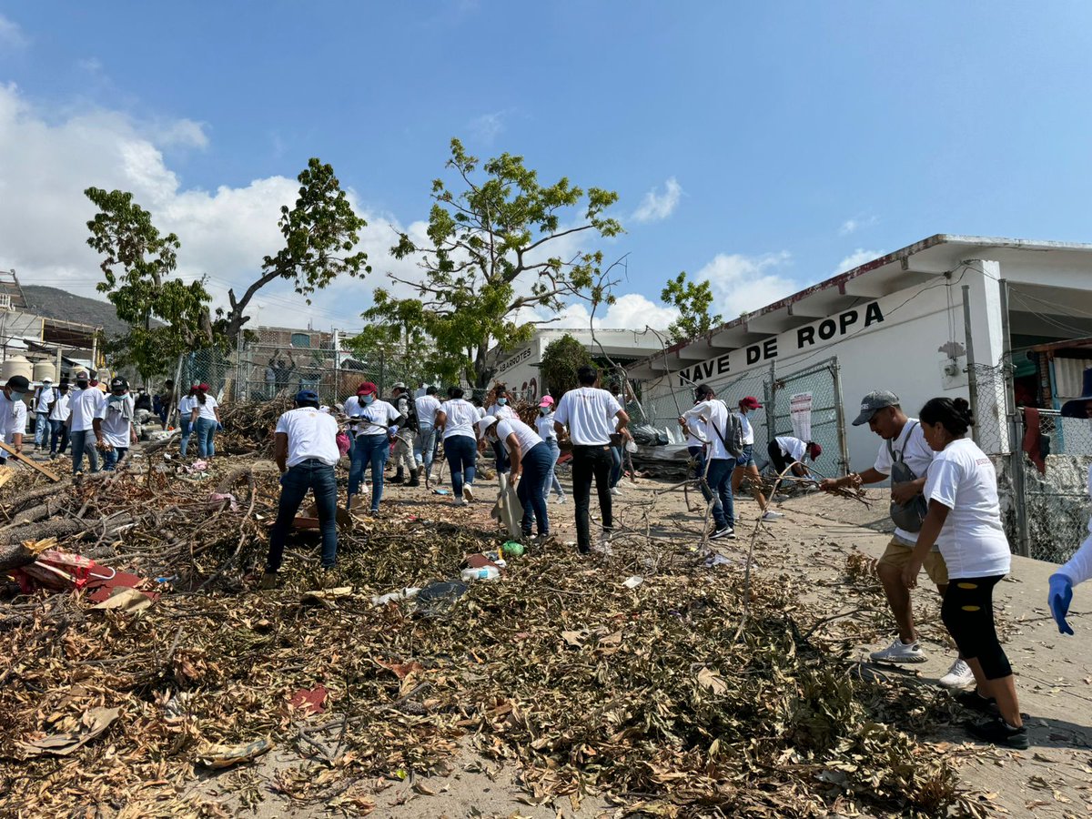 SEDATU_mx's tweet photo. Con la participación de las y los compañeros de @bienestarmx y @JovConFuturo avanza la limpieza de las comunidades de #Acapulco, #Guerrero, afectadas por el huracán Otis.

El secretario @MeyerFalcon recorre varias zonas del puerto para coordinar los trabajos.

#JuntosPorGuerrero https://t.co/H7MG2iA0uv