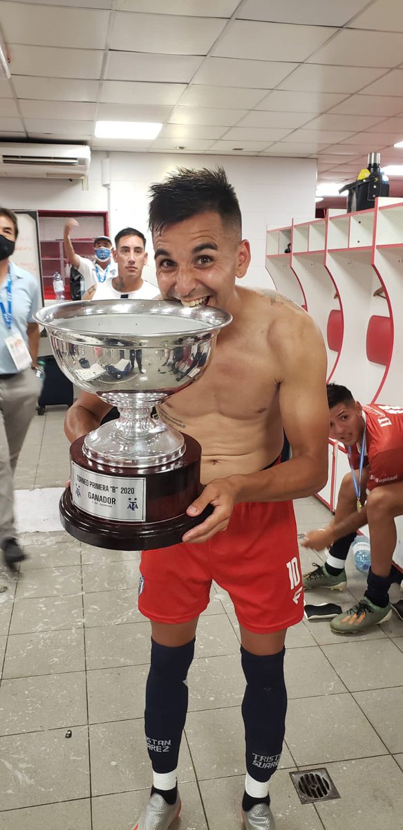 chapitamirandaa's tweet photo. Gracias por todo @Tristan_Suarez fueron 4 años y medio donde posamos hermosos momentos juntos les deseo lo mejor abrazo grande 

Chapita Miranda      

NUNCA DEJES DE SOÑAR https://t.co/cJn0UBhshF