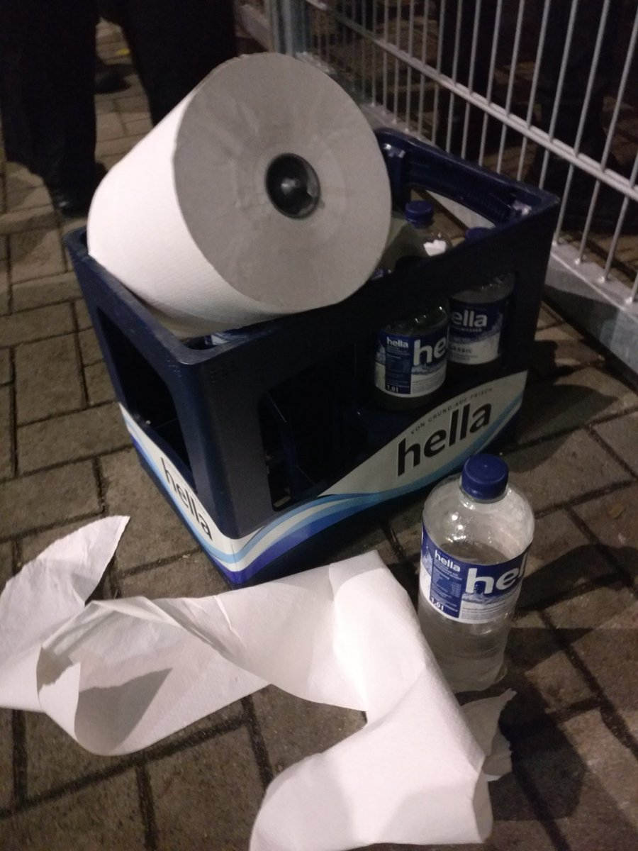 Fanhilfe_FCSP's tweet photo. Wir danken dem Ordnungsdienst des @fcstpauli für sein deeskalatives Auftreten! 

Auch die Bereitstellung von Wasser war eine große Hilfe - genau richtig so!

---
#Fanhilfe #FCSP #FCSPh96 @fanhilfe_h https://t.co/fELLzXF88z