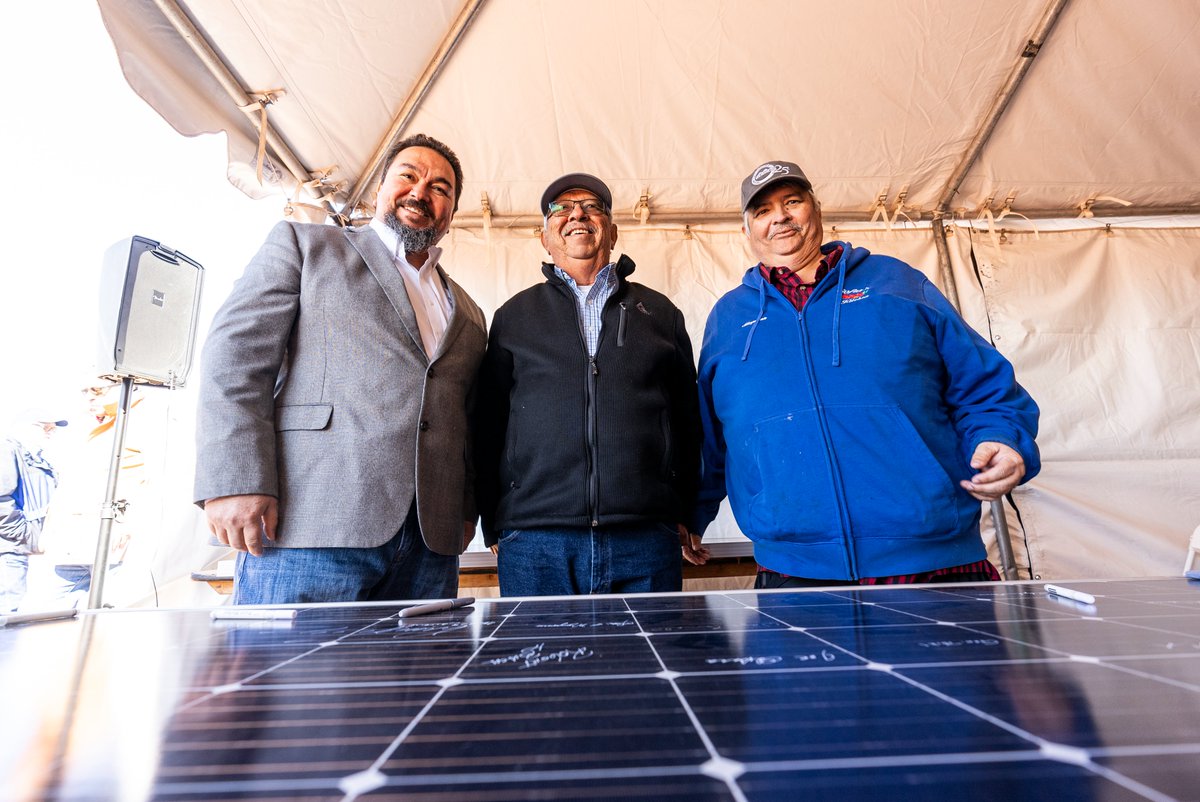 TriStateGT's tweet photo. 🌞Escalante Solar Panel-signing event in #NewMexico highlights progress in latest #renewableenergy project to serve rural cooperative members like @socorroelectric: https://t.co/Kf9V3SNSkS
#CleanerGrid #ResponsibleEnergyPlan #EmissionsReduction https://t.co/p0AMJp5cip