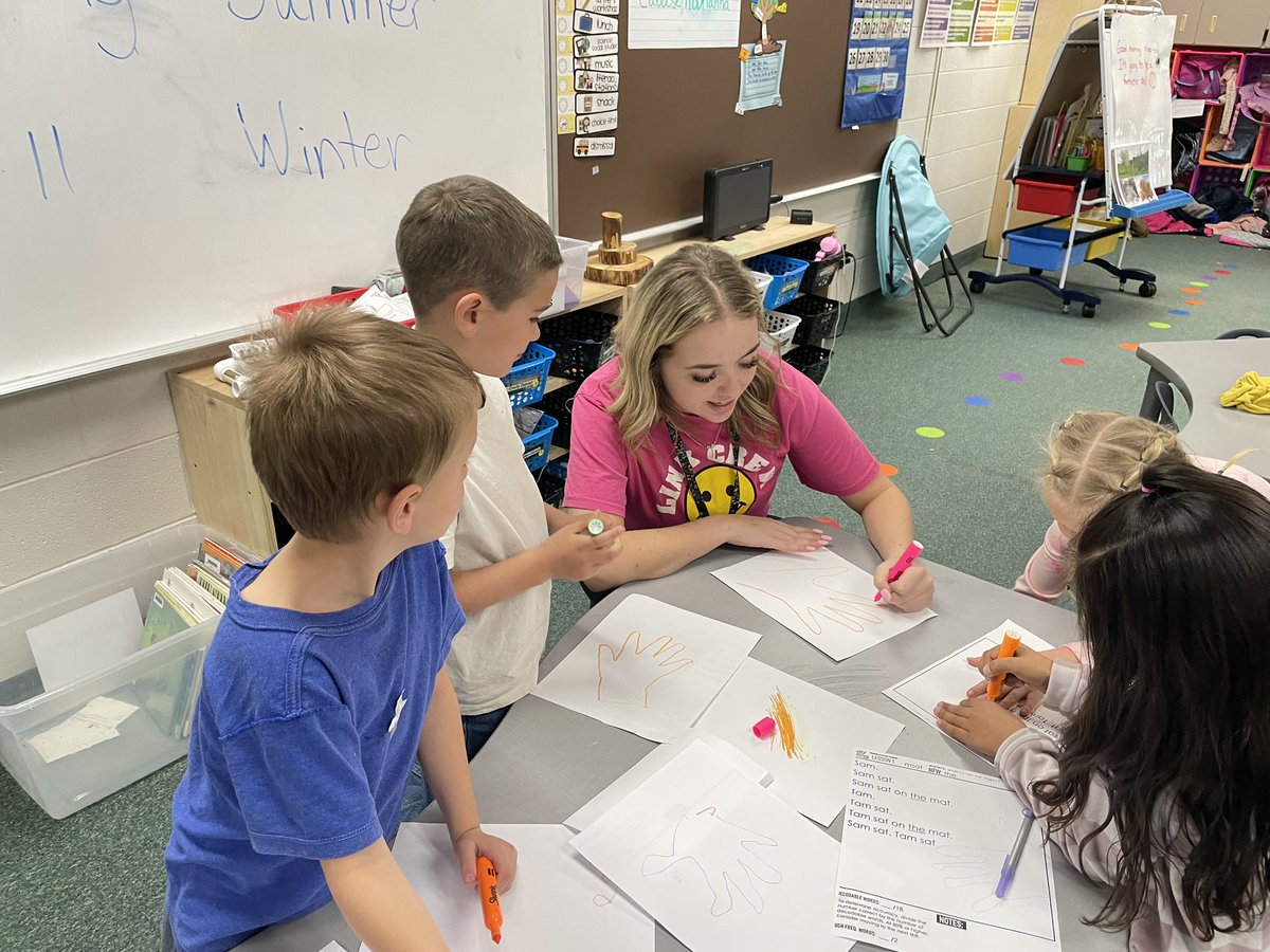 CCHS__LinkCrew's tweet photo. Thursday is becoming the favorite day of the week for our Leaders!  The Leaders were all over the district once again today helping out in the elementary schools.  Servant leadership and kindness looks a lot like this.   @BoomerangPrjct https://t.co/PXjr3l45pA