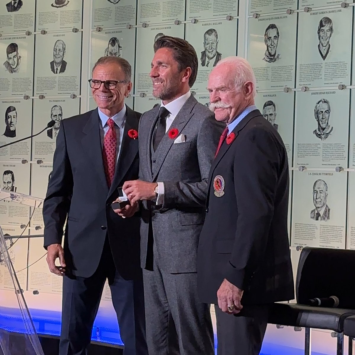 Henrik Lundqvist receives his Honoured Member Ring by @BaronRings from Mike Gartner #HHOF2001, Chair of the Selection Committee and Lanny McDonald #HHOF1992, Chair of the Board

#HHOF2023 | #HHOF