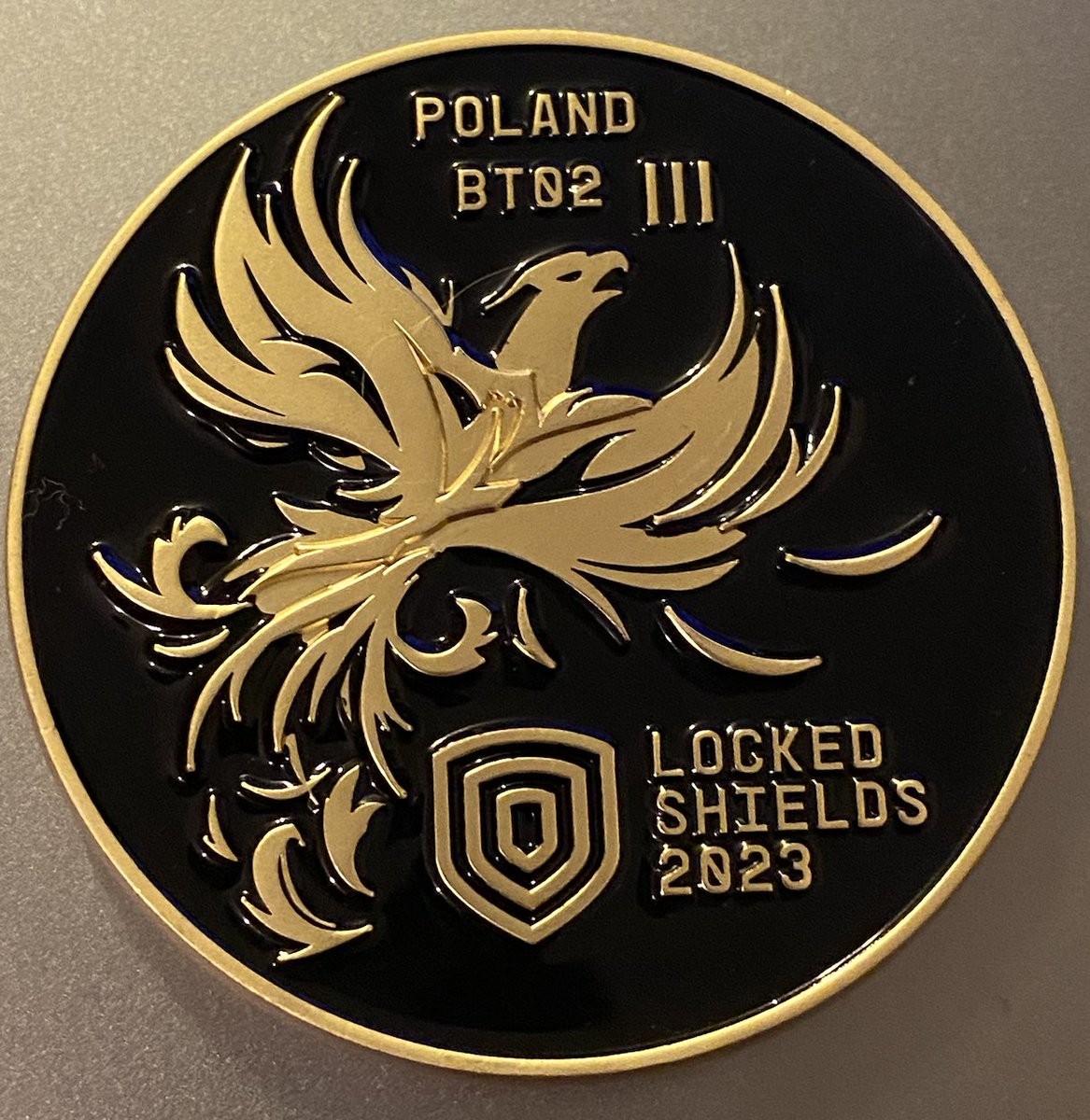 pawelmaziarz's tweet photo. Jaka robota, takie coiny. A całość, zwłaszcza praca zespołu BT02 - top notch! Jak już zwykle wielka piona dla kolegów i koleżanek za świetną współpracę. Reprezentowanie wspólnie z Wami polskiego zespołu na #LockedShields2023 było czystą przyjemnością! Do zobaczenia już niedługo! https://t.co/cpycXXyt9N