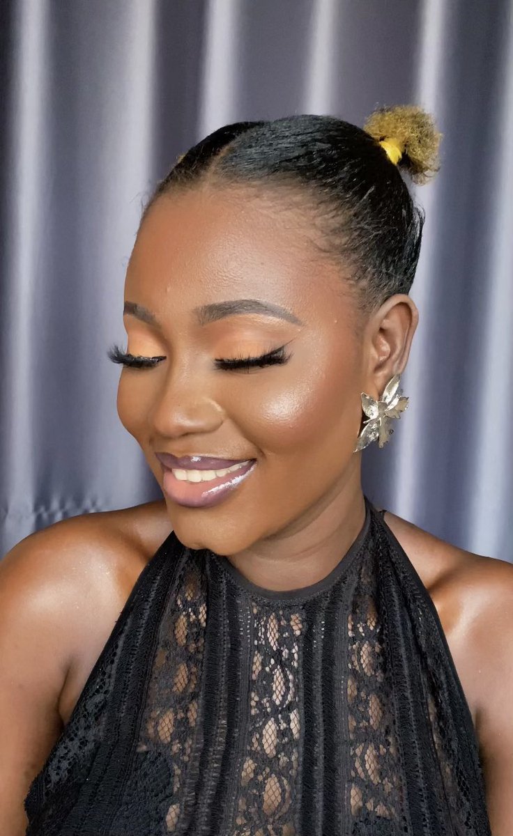 dideoflagos's tweet photo. My name is Dide. I am a Lagos-based beauty artist who loves creating breathable glams. Complimenting my clients’ skin and enhancing their beauty is top on my radar.

I too sabi this work &amp; here’s some evidence. Thank you for your patronage and referrals in advance. https://t.co/TFe6GhIdY8