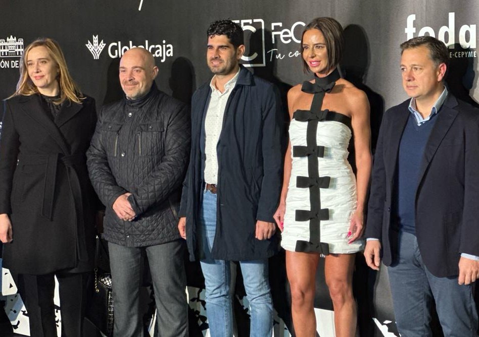 dipualba's tweet photo. 🛍🌃@josetinajeros se ha unido a la #FiestaDelComercio en #Albacete, en el marco de las actividades de #AbFashion

Conforme a nuestro #compromiso con el #ComercioLocal y el #DesarrolloEconómico, #Dipualba ha apoyado con fuerza esta #ZonaModa🫱🏻‍🫲🏼💶

🌐 https://t.co/QxqABm2DFe https://t.co/rCFLeVPonQ