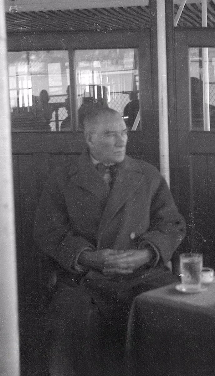 “Ölmedin ki yas tutalım, bizimkisi yokluğuna hasret.”

Atatürk’ün az bilinen bir fotoğrafı ile günü bitirelim. 

#10Kasım