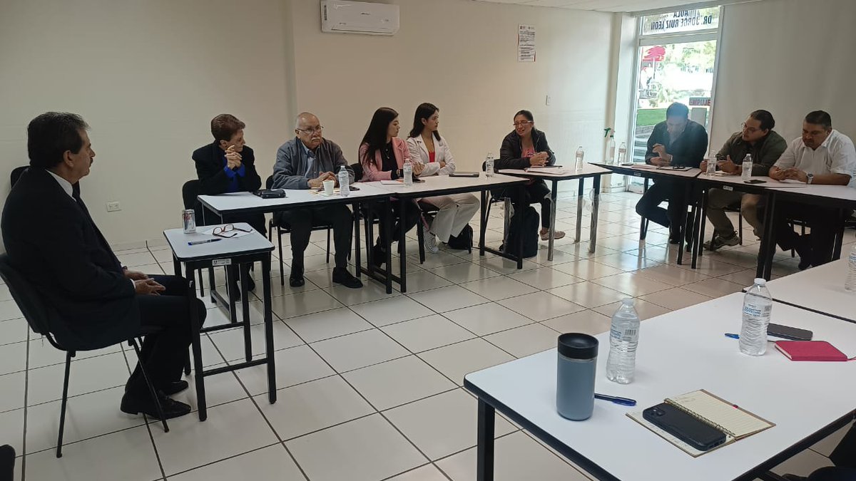 ismed_ssd's tweet photo. El equipo de especialistas del #ISMED, reunidos en la junta interinstitucional de la #FAMEN a fin de trabajar en conjunto brindando capacitación en temas de #SaludMental entre estudiantes y catedráticos. https://t.co/yHBpFyX3pE