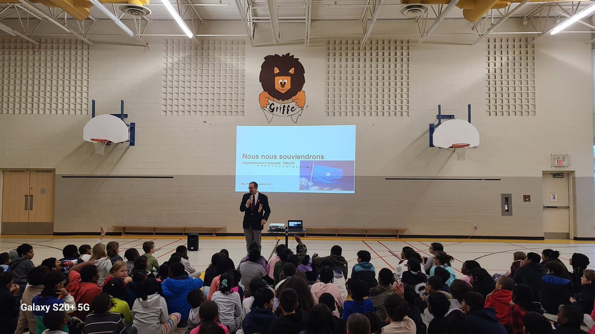 Mr Potvin , vétéran a partagé ses expériences lors de ses missions avec les élèves <a href="/CDJ_Viamonde/">Carrefour des jeunes</a> #jourdusouvenir