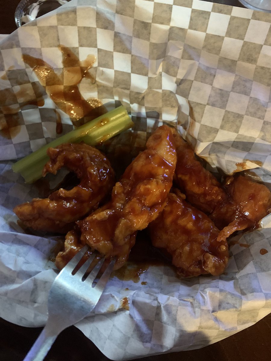 andersoni2015's tweet photo. @JasonKelce My wife ordered boneless wings and this is what she gets. More proof that boneless wings are not wings. https://t.co/jpFOhxezvH