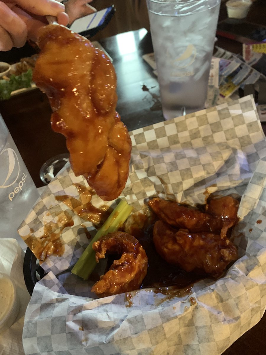andersoni2015's tweet photo. @JasonKelce My wife ordered boneless wings and this is what she gets. More proof that boneless wings are not wings. https://t.co/jpFOhxezvH