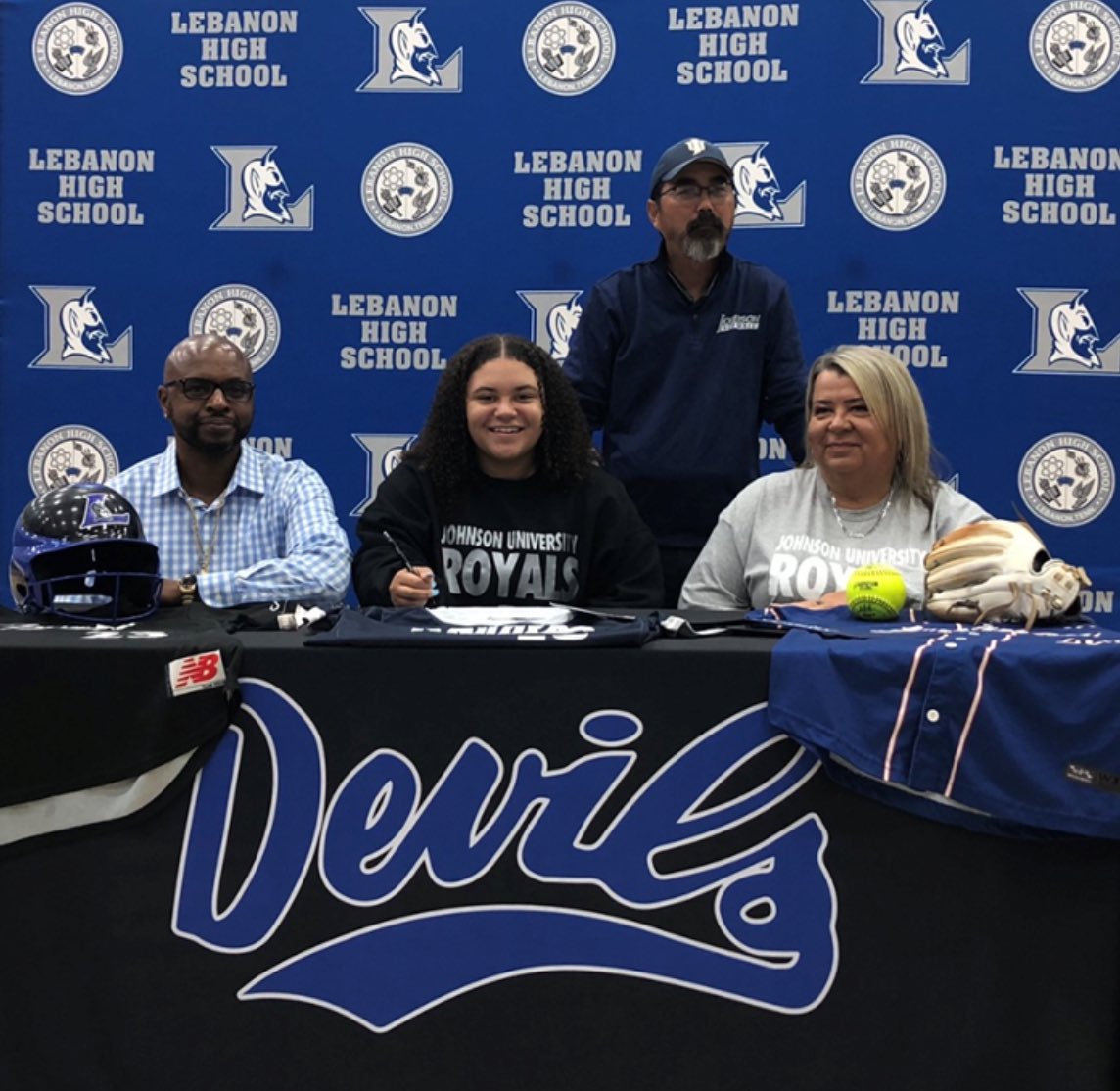 AundreaHuddles3's tweet photo. Super excited to make it official today! Huge thank you to @coachmass2214  for coming out today. Can't wait to be apart of this amazing team!! @DaynaCarter5 @JURoyalsSB @TrainingSct @ChilesFPNTNL @LDevilsoftball https://t.co/8wDgVOOTB9
