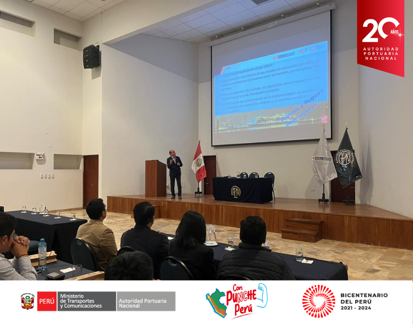 APN_PuertosPeru's tweet image. Este evento contócon la participación de los Oficiales de Protección de las Instalaciones Portuarias (OPIP's), responsables de la seguridad portuaria, autoridades de las instalaciones portuarias y empresas del sector.

#CódigoPBIP
#OficialesDeProtección