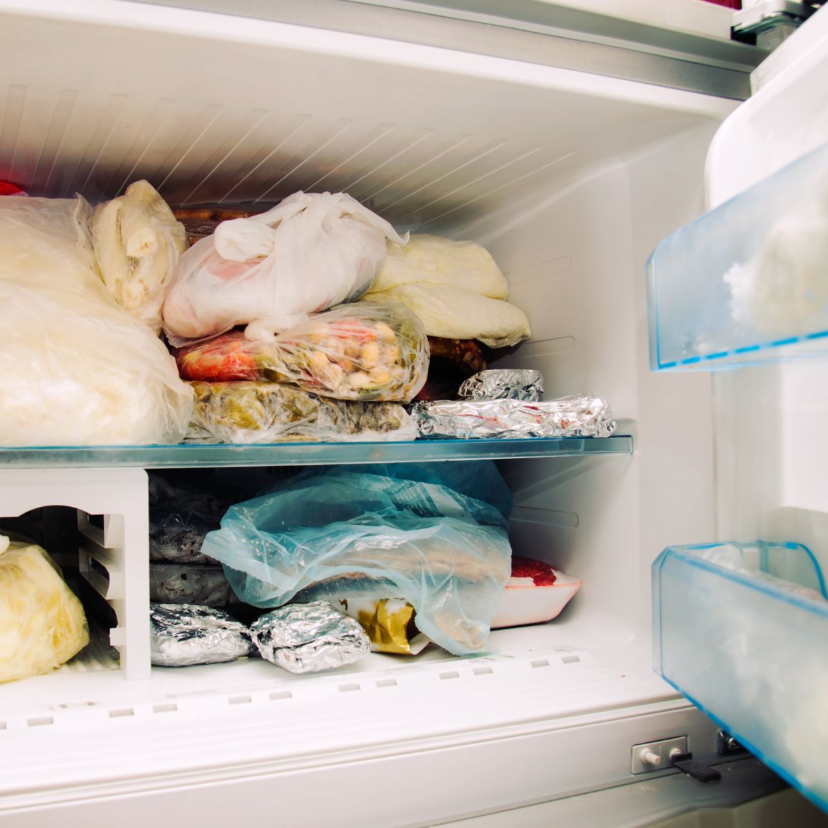 LtGranite's tweet photo. Hosting Thanksgiving this year? Two weeks out is when you should start making room in your freezer. The more you can prepare in advance and freeze, the more time you'll save on the big day. You'll also need that space for leftovers and desserts! #ThanksgivingPrep #HomeTips https://t.co/r1BNuezg9G