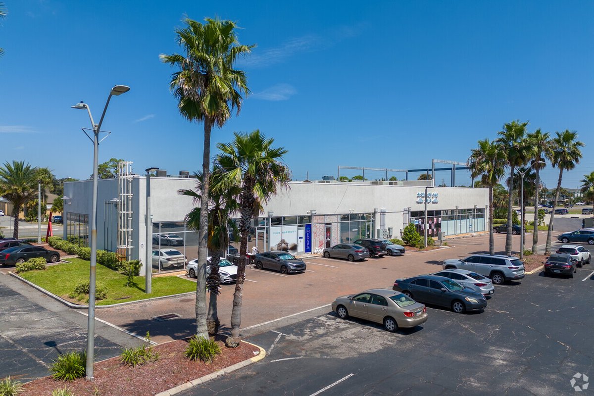 🔎 1198 Beach Blvd | Jax Beach, FL ✔️ High-traffic retail location ✔️ Popular co-tenants ✔️ Flexible space for various businesses Check out this #Jacksonville 🏪 space and more on LoopNet — “The Most Popular Place to Find a Space” 🔗 bit.ly/3hu0hNj