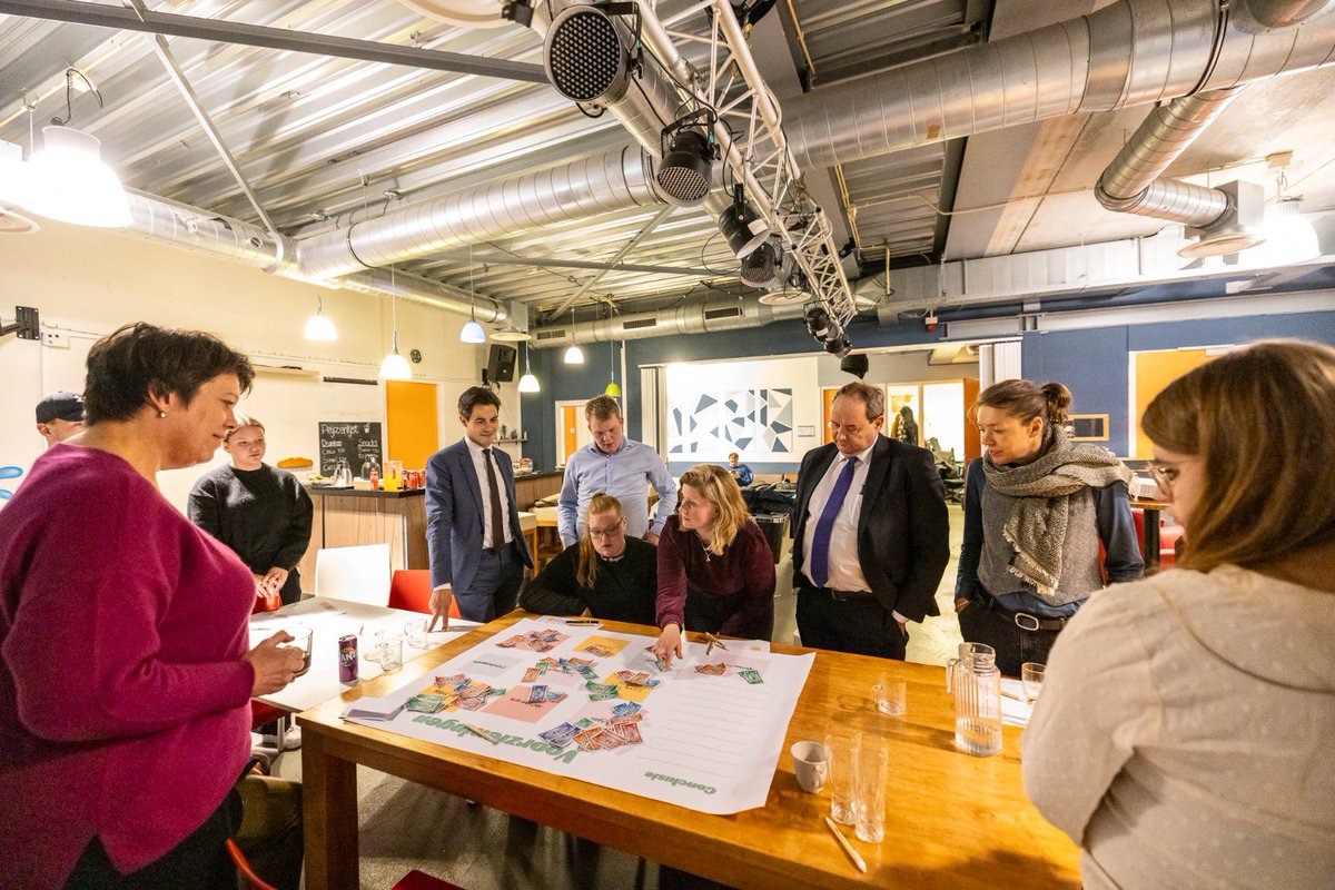 Voorzieningen was het thema in Uithuizen vanavond. Hoe ziet een week eruit in het leven van een jonge Groninger? 
Ook <a href="/RobJetten/">Rob Jetten</a>, @StasMijnbouw  en <a href="/Swaalfke/">Susan Top</a> deden mee.

De top 3 (met plek 0):
0. Woningen!
1.‘Huiskamer’ 18-30 jaar
2.Uitgaan/horeca
3.Zorg (huisartsen/ spoed)