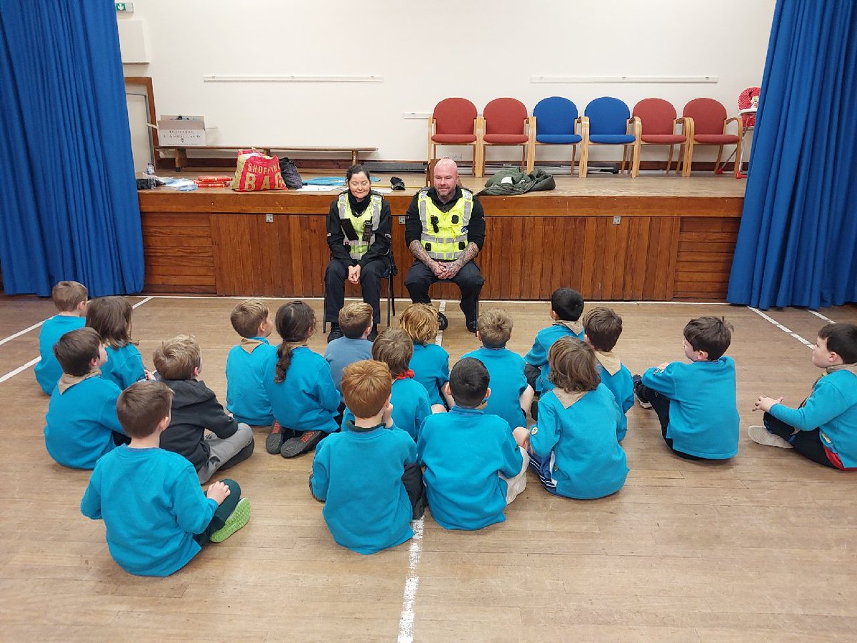 We got a warm welcome tonight from the Wardie Beavers (1st Edinburgh North East). Lots of handcuffing and some good questions too! #forthcommunity #keepingchildrensafe