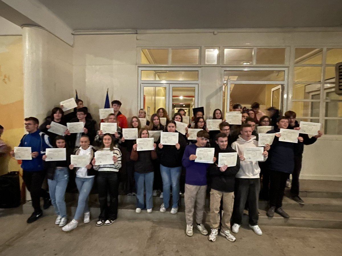 BenoitWatrin's tweet image. 👩‍🎓👨‍🎓Remise des diplômes du brevet au @clgBouligny . Plus de 95% de réussite, Bravo aux élèves ainsi qu’à l’équipe enseignante .
@DSDEN55 
@acnancymetz 
@ien_stenay