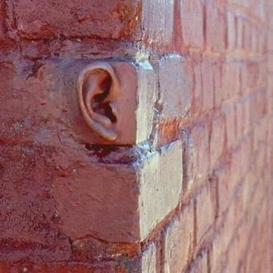 لو استبدلنا جملة " الحيطان لها اذنان " 
بـ " الملائكه لها أقلام " 
لأخرجنا جيل يخاف الله وليس كلام الناس...