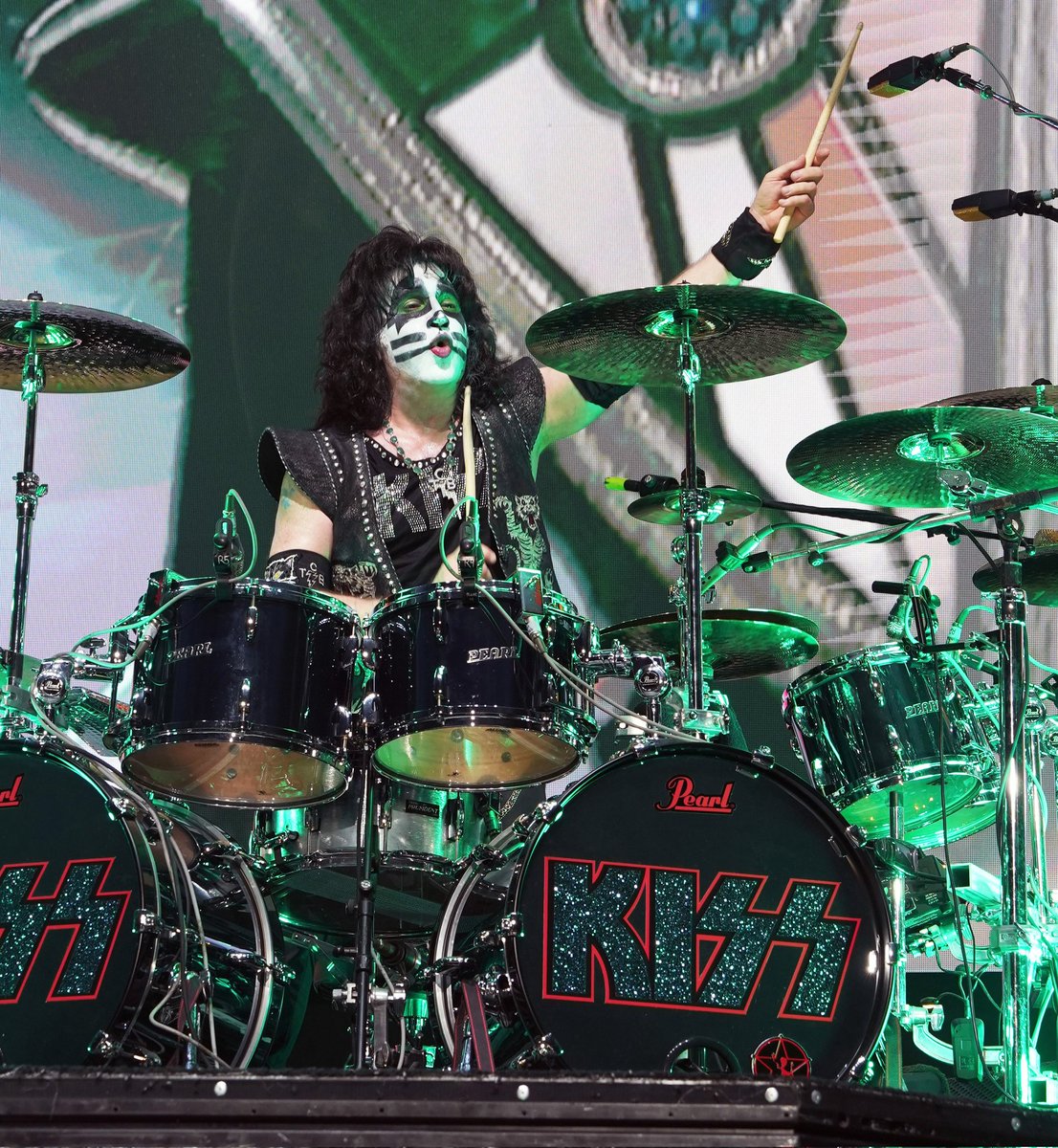 kiss's tweet photo. #EDMONTON! You're NEXT! Let's get crazy tonight! Make some noise!! #EndOfTheRoadTour @RogersPlace https://t.co/FPuAAXhmpF