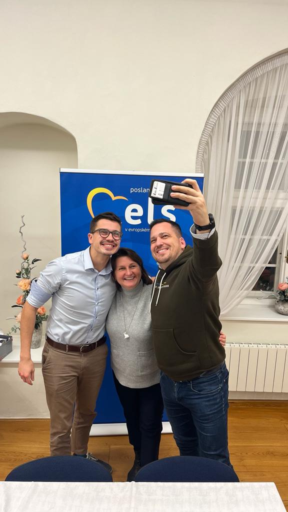 TomasZdechovsky's tweet photo. Za jeden provaz! 🤝 https://t.co/Via9ELMBs1