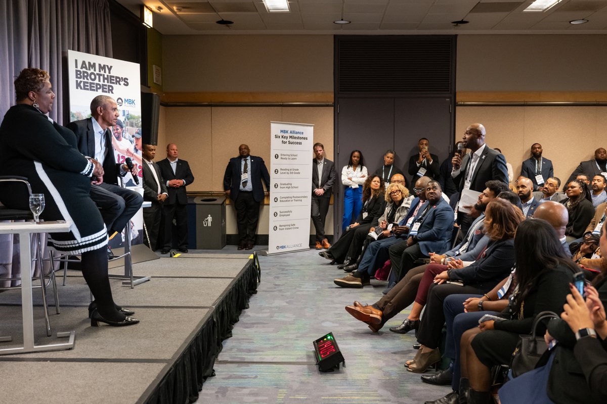 BarackObama's tweet image. In Chicago, I got to spend time with grassroots leaders from our @GirlsAlliance Network who are learning from each other and finding new ways to create even more opportunities for girls in this city that we love.

I also had the chance to hear more about the work that folks in…