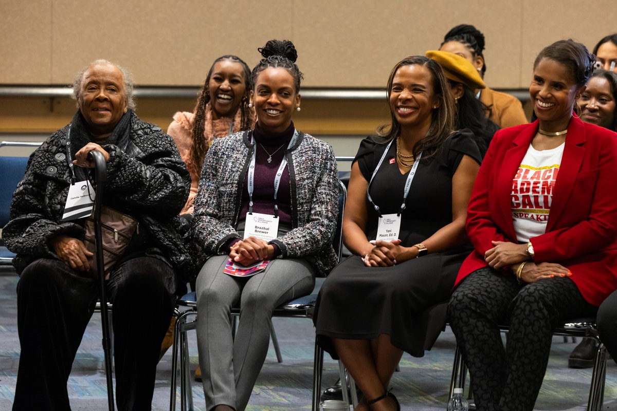 BarackObama's tweet image. In Chicago, I got to spend time with grassroots leaders from our @GirlsAlliance Network who are learning from each other and finding new ways to create even more opportunities for girls in this city that we love.

I also had the chance to hear more about the work that folks in…