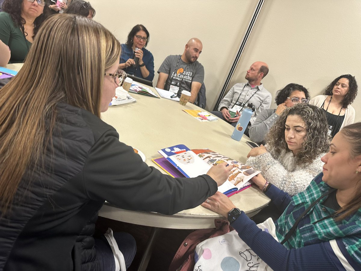 Guategirl1122's tweet photo. It was a packed house for our presentation at #LaCosecha2023. Partnering with @kimkennedyphd for the Acentos presentation. Gracias @WEPALibros for providing Books for our raffle. #duallanguage #Dual158 https://t.co/zMFqx17xwy
