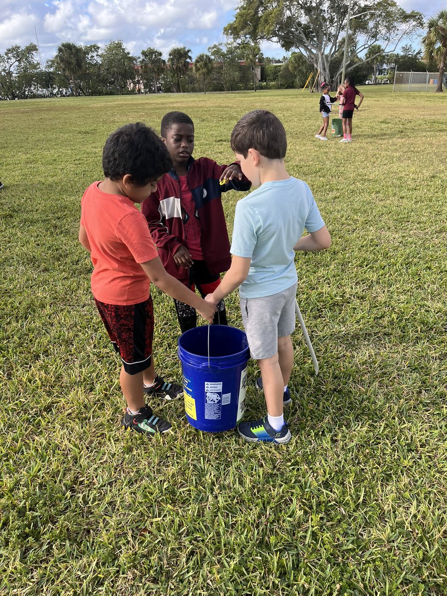 eve_cochran's tweet photo. Neighborhood park clean up! What a great way to promote “making our mark” in our community! #PBL #TCS #makingyourmark https://t.co/1fALOSBjVG
