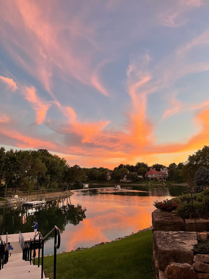 JTrueper's tweet photo. Back on the lake where the sunsets are beautiful and the emails can wait. Happy Friday, friends! https://t.co/B4WOTAF5Gi