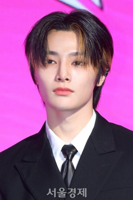 Rubygoosie's tweet photo. New favorite jeongin hair just dropped https://t.co/sI7ynjN4Wl