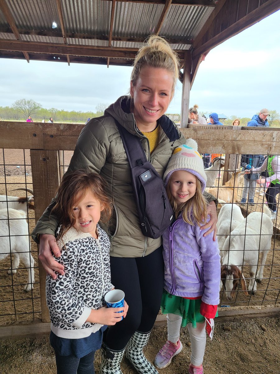 MrsGMHarrison's tweet photo. Kinder at the pumpkin patch! 🎃 @allenelem https://t.co/RkeOxDaY9O