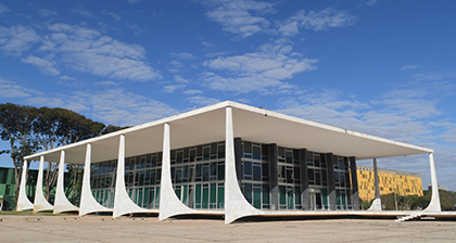 Presidente do <a href="/STF_oficial/">STF</a> determina que União apresente novo plano contra invasão de sete terras indígenas. O ministro Luís Roberto Barroso fixou o prazo de 60 dias para a elaboração do plano, que deve ser executado em 12 meses. Saiba mais: bit.ly/3SBwRNv