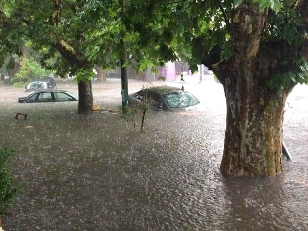 guardiamuyalta's tweet photo. URGENTE!!!

Esto no te lo cuentan los MEDIOS que protegen  a MASSA.

Ningún medio está cubriendo esto?? VERGONZOSO.

¿¿¿Donde están los medios???

Todo el conurbano de @Kicillofok  inundado ahora mismo!!!

Hay 5000 familias Auto-Evacuadas.

Podemos tener otro episodio como el de Daniel Scioli con sus 200 muertos.

Caos TOTAL.