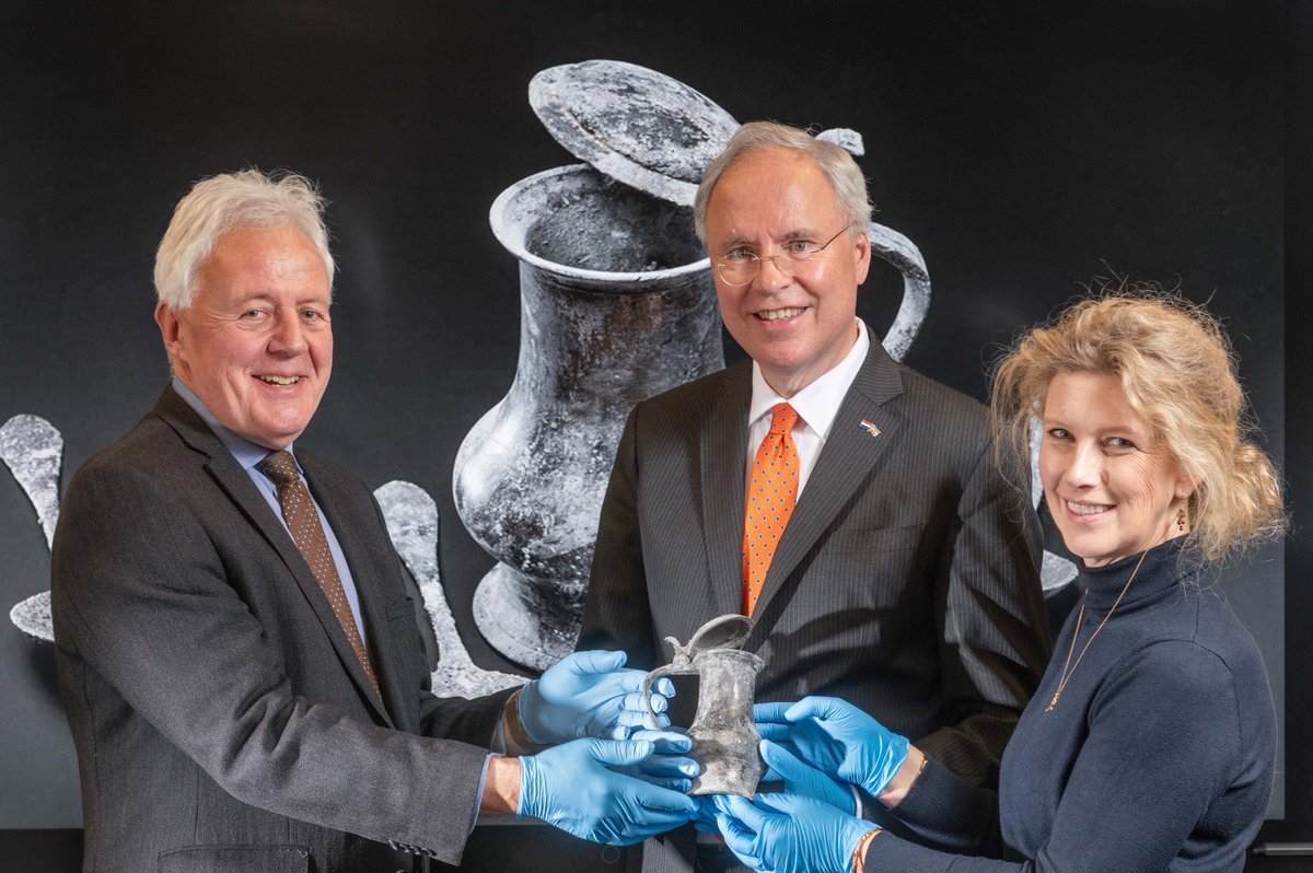 Finds from the Rooswijk wreck return to the Netherlands. Ambassador Karel van Oosterom &amp; Susan Lammers, director RCE, received a pewter jug from the shipwreck handed over by Duncan Wilson, CEO <a href="/HistoricEngland/">Historic England</a>. A milestone in the #Rooswijk1740 project. #internationalcollaboration