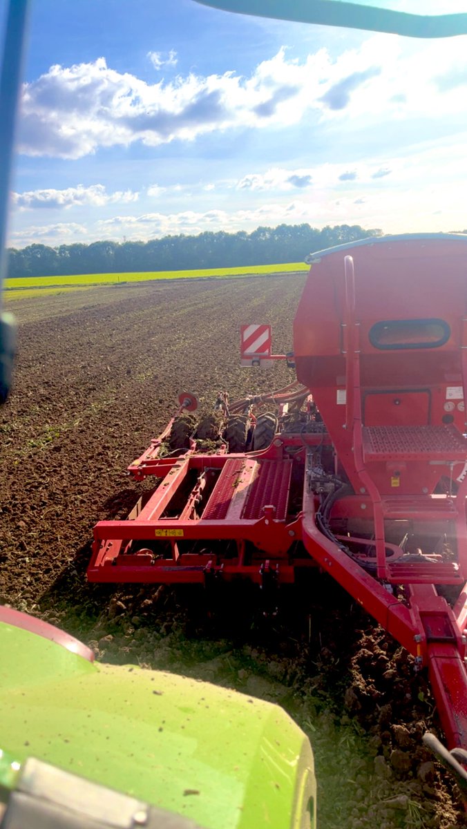 JonnyStorey3's tweet photo. The end is in sight for what has been a tricky drilling season, from direct drilling to plough and combination, but there it’s in!👍🏼 https://t.co/sqZYE7NNmp