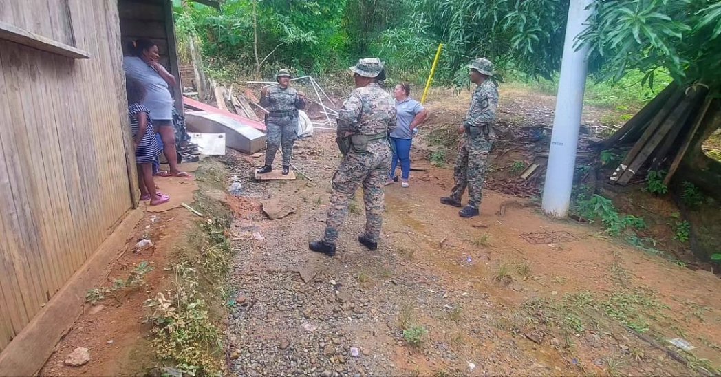 senafrontpanama's tweet photo. #ComarcaGunaYala》 Junto al personal de la #ONPAR adscrita al @mingobpma a través de la #OperaciónTitán realizamos recorridos preventivos en la comunidad de Puerto Obaldía con el objetivo de verificar la documentación en regla de ciudadanos extranjeros que residen en el sector. https://t.co/RBsCM1Rx5d
