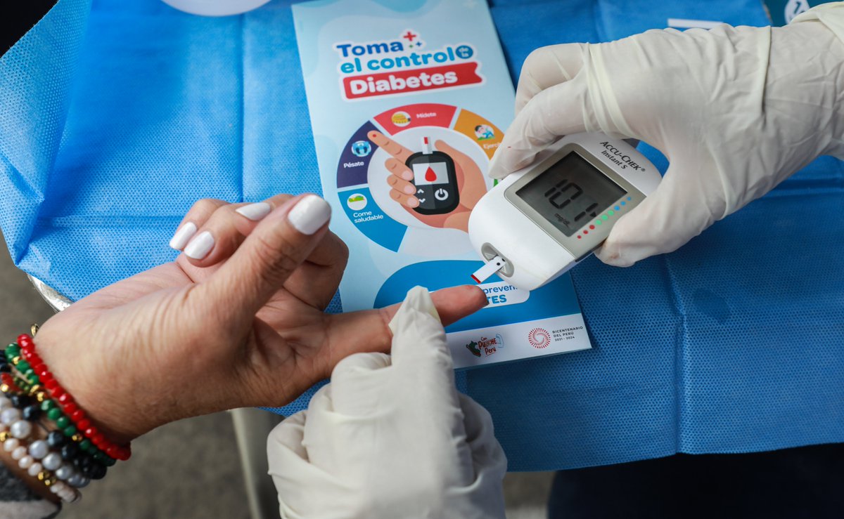 EsSaludPeru's tweet photo. En el marco del Día Mundial contra la Diabetes, realizamos la campaña preventiva "Toma el control de la diabetes". Durante el evento, los asistentes tuvieron la oportunidad de acceder de forma gratuita a una variedad de servicios, como descarte de pie diabético y oftalmología. https://t.co/KQboj2Ur3Y