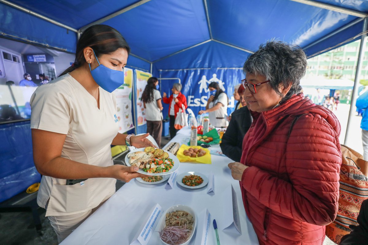 EsSaludPeru's tweet photo. En el marco del Día Mundial contra la Diabetes, realizamos la campaña preventiva "Toma el control de la diabetes". Durante el evento, los asistentes tuvieron la oportunidad de acceder de forma gratuita a una variedad de servicios, como descarte de pie diabético y oftalmología. https://t.co/KQboj2Ur3Y