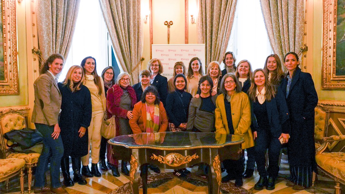 iniciativapp's tweet photo. ¡Hoy nos reunimos con Eva Serrano Clavero, vicepresidenta 1ª de la Cámara de Comercio de Madrid, en la sede cameral! Fué inspirador compartir este espacio con mujeres empresarias líderes y destacadas figuras de la administración pública. 💼👩‍💼 #MujeresConIniciativa https://t.co/xM3vlZTmAs