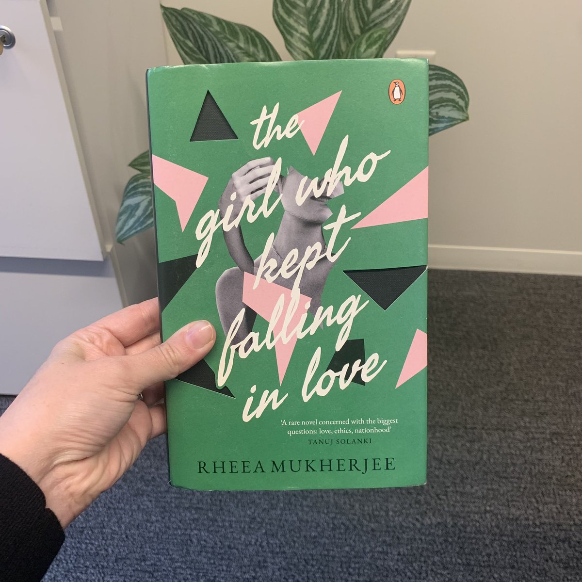 Delighted to finally get my hands on this gorgeous edition of <a href="/cashewcutlet/">Rheea Rodrigues Mukherjee</a>’s second novel from <a href="/PenguinIndia/">Penguin India</a>, THE GIRL WHO KEPT FALLING IN LOVE. Such a beautiful design and package for an unforgettable novel. ❤️